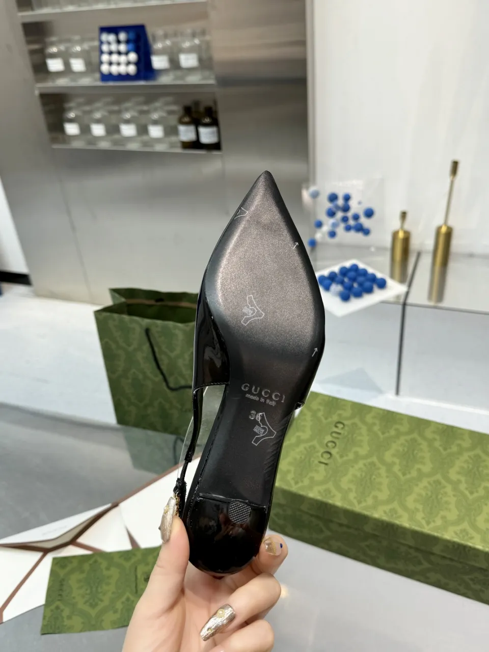 👟👟Ex-factory price 440👟👟 (genuine leather sole +40) Gucci Signoria pumps are named after the central square of Florence, recreating the classic and elegant style of the birthplace of the brand. Combining shiny patent leather with a pointed toe, these shoes are embellished with Gucci's signature chain, adding a stylish edge to your new season wardrobe. Upper: Made of first-layer imported patent cowhide/sheepskin lining. Outsole: rubber non-slip outsole/genuine leather outsole. Size: 35-42 (34/41 42 customized, non-refundable)